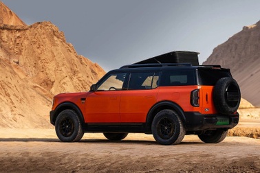 Ford Bronco bản Trung Quốc gây chú ý với mái kính nâng như lều cắm trại