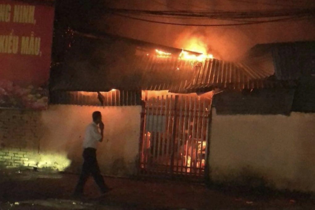 Dùng máy xúc phá tường để kịp thời chữa cháy ở chợ Cửa Ông - 1 Dùng máy xúc phá tường để kịp thời chữa cháy ở chợ Cửa Ông - 1