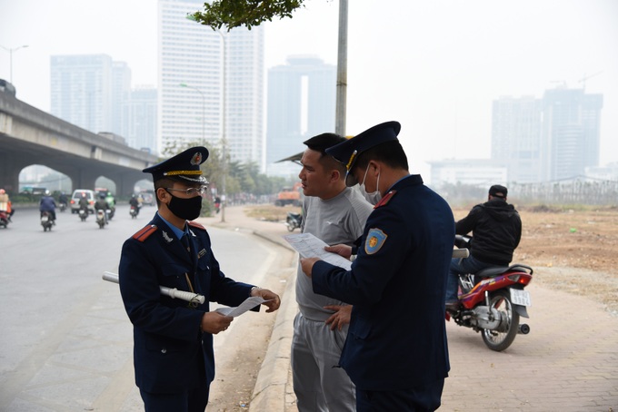 TTGT Hà Nội ra quân đợt cao điểm bảo đảm trật tự, an toàn giao thông Tết Nguyên Đán 2021 - Ảnh 2. TTGT Hà Nội ra quân đợt cao điểm bảo đảm trật tự, an toàn giao thông Tết Nguyên Đán 2021 - Ảnh 2.