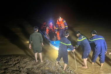 Giải cứu 11 người mắc kẹt giữa rừng do mưa lũ