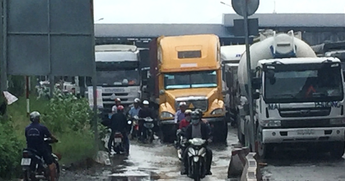 Thót tim cảnh xe tải, xe container “chèn ép” xe máy để thoát ùn tắc ...