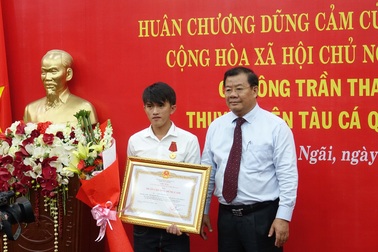 Trao tặng Huân chương Dũng cảm cho ngư dân cứu người trên biển