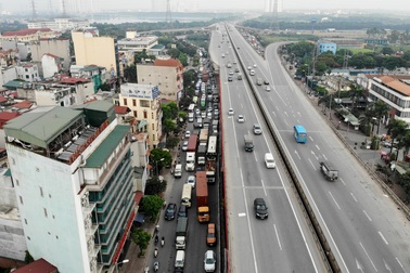 Toàn cảnh xén dải phân cách đường vành đai 3 nút giao Giải Phóng - Ngọc Hồi