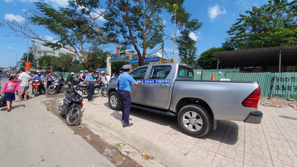 Vụ 3 học sinh rơi khỏi xe đưa đón: Lỗi tại... cô và trò? - 2 Vụ 3 học sinh rơi khỏi xe đưa đón: Lỗi tại... cô và trò? - 2