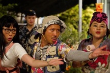 Đằng sau ồn ào phim Tết