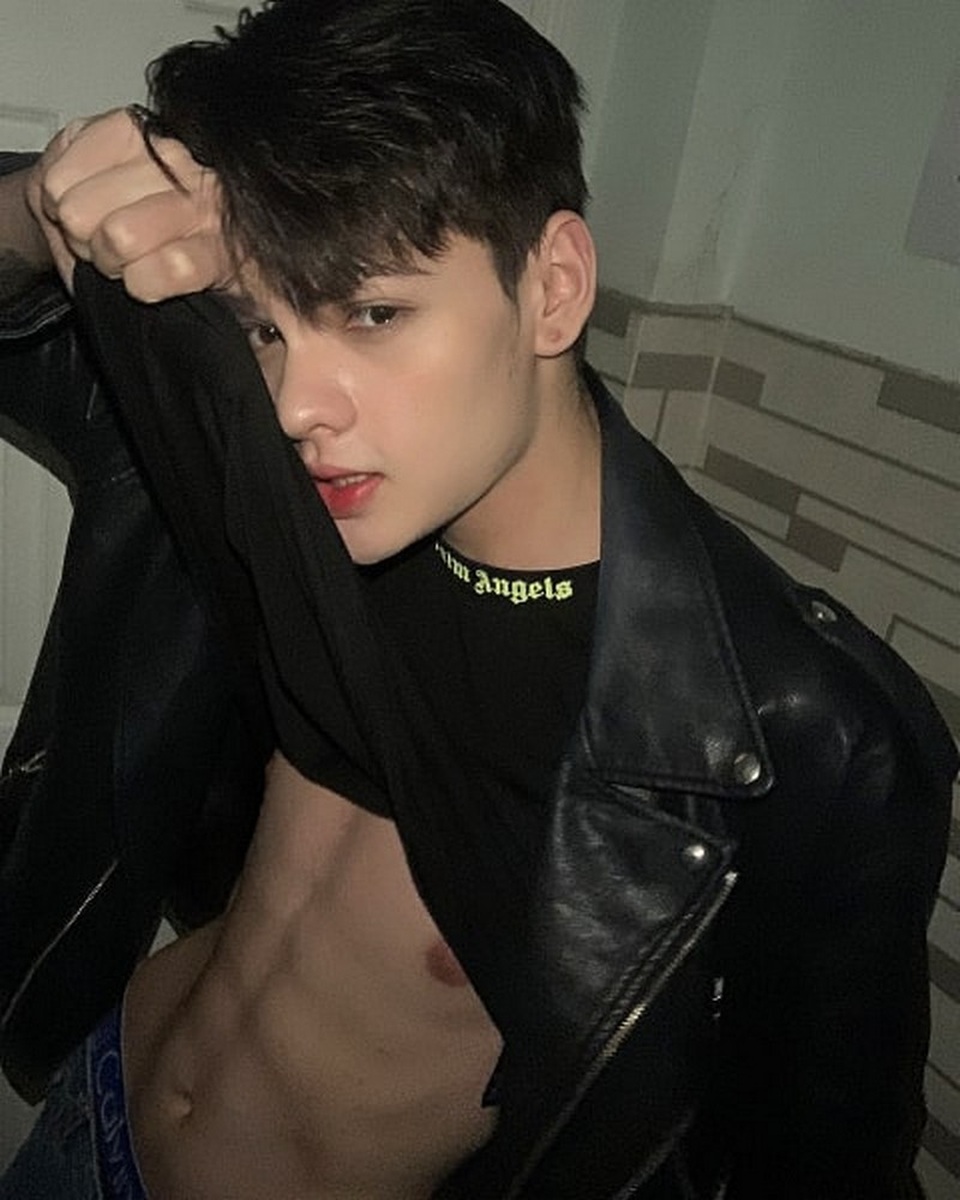 Hot boy lai Việt - Scotland cao 1m85, sở hữu cơ bụng “6 múi” - 4 Hot boy lai Việt - Scotland cao 1m85, sở hữu cơ bụng “6 múi” - 4