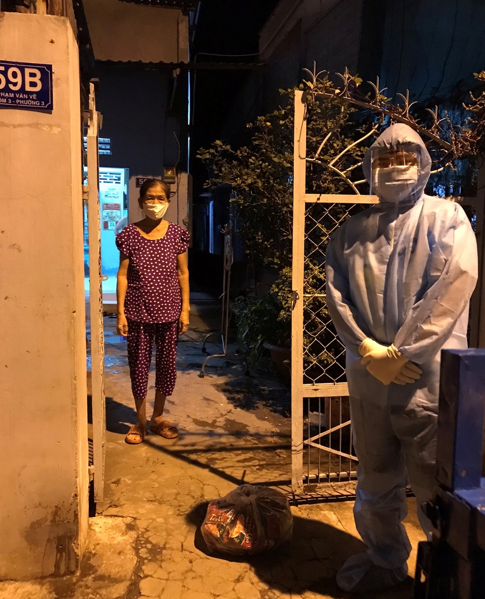 21h đêm, shipper áo xanh vẫn miệt mài mang rau, cá tới khu phong tỏa - 3 21h đêm, shipper áo xanh vẫn miệt mài mang rau, cá tới khu phong tỏa - 3