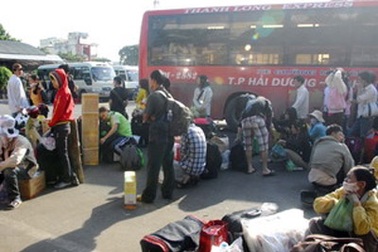 Hàng nghìn hành khách bị ùn ứ tại bến xe Miền Đông