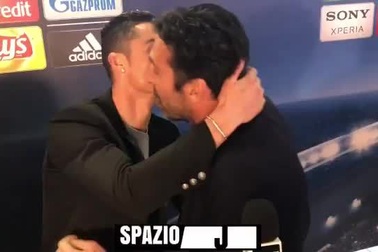 Hành động cực đẹp của C.Ronaldo với Buffon