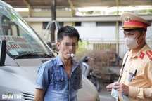 Cảnh sát vào tận bến xe để kiểm tra ma túy, nồng độ cồn với tài xế xe khách