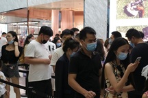 Dân châu Âu "thắt chặt", hàng hiệu xa xỉ đua nhau mở rộng tại Trung Quốc