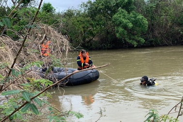 3 thanh niên bị lật thuyền khi vượt dòng sông Ba, một người tử vong