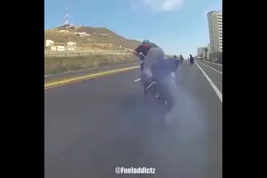 Những khoảnh khắc dân chơi phân khối lớn "gãy cánh"