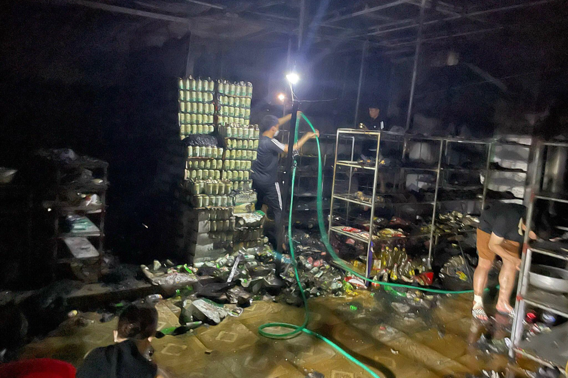 Nhà cháy lúc nửa đêm, vợ chồng phá cửa đưa 3 con thoát thân - 2 Nhà cháy lúc nửa đêm, vợ chồng phá cửa đưa 3 con thoát thân - 2