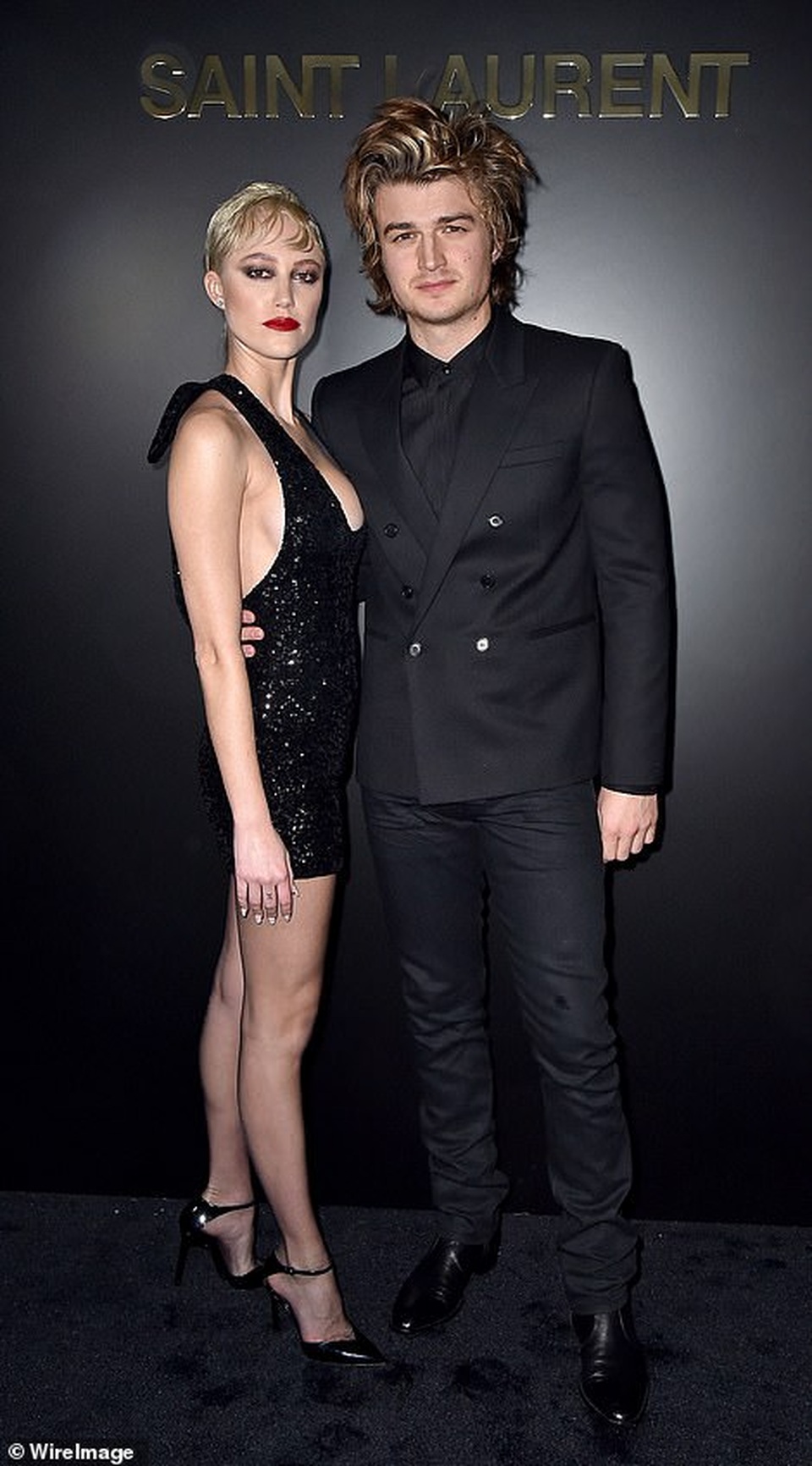 Kaia Gerber khoe ngực căng đầy trên sàn catwalk - 13 Kaia Gerber khoe ngực căng đầy trên sàn catwalk - 13