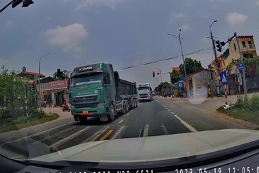 Đoàn xe ben nối đuôi nhau ngang nhiên lấn làn, vượt đèn đỏ