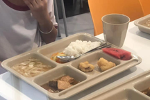 Phụ huynh trường quốc tế bật khóc nhìn suất ăn của con