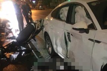 Hà Nội: Hai xe máy đâm thẳng vào xe Audi, một cô gái tử vong