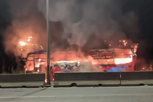 Chở hơn 20 người, xe khách bốc cháy dữ dội trên quốc lộ ở Đồng Nai