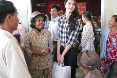 Hoa hậu Thu Thảo mang Tết đến sớm với bà con nghèo ở Cần Thơ 