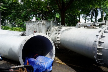 Cận cảnh siêu máy bơm sẽ "giải cứu" con đường ngập nặng nhất Sài Gòn