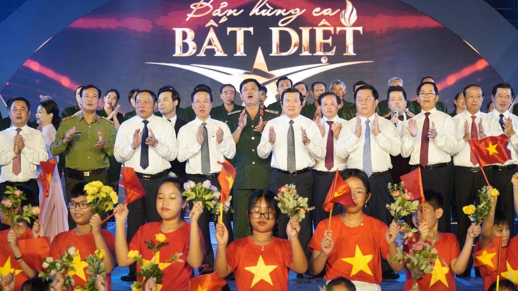 Xúc động và tự hào với chương trình Bản hùng ca bất diệt - 6 Xúc động và tự hào với chương trình Bản hùng ca bất diệt - 6