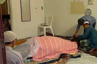 Dùng xe tải 5 tấn và 20 người hỗ trợ chôn cất người đàn ông nặng 420kg