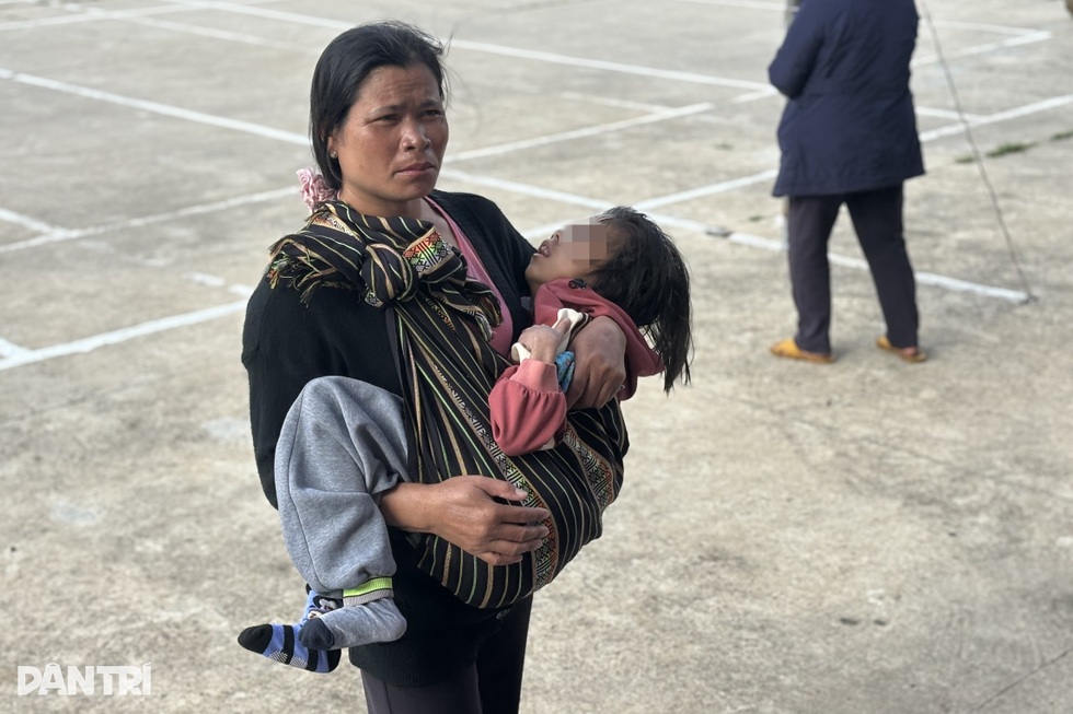 Chuyện đau lòng của những phụ nữ ẵm theo trẻ tay chân co quắp, mắt vô hồn - 4