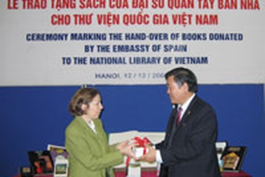 ĐSQ Tây Ban Nha tặng 700 đầu sách cho Thư viện Quốc gia