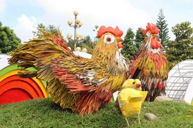 Chiêm ngưỡng những mô hình gà “khủng” chào Xuân Đinh Dậu