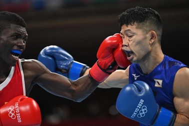 Võ sỹ Nhật Bản bị đấm "tối tăm mặt mũi" vẫn được trọng tài xử thắng