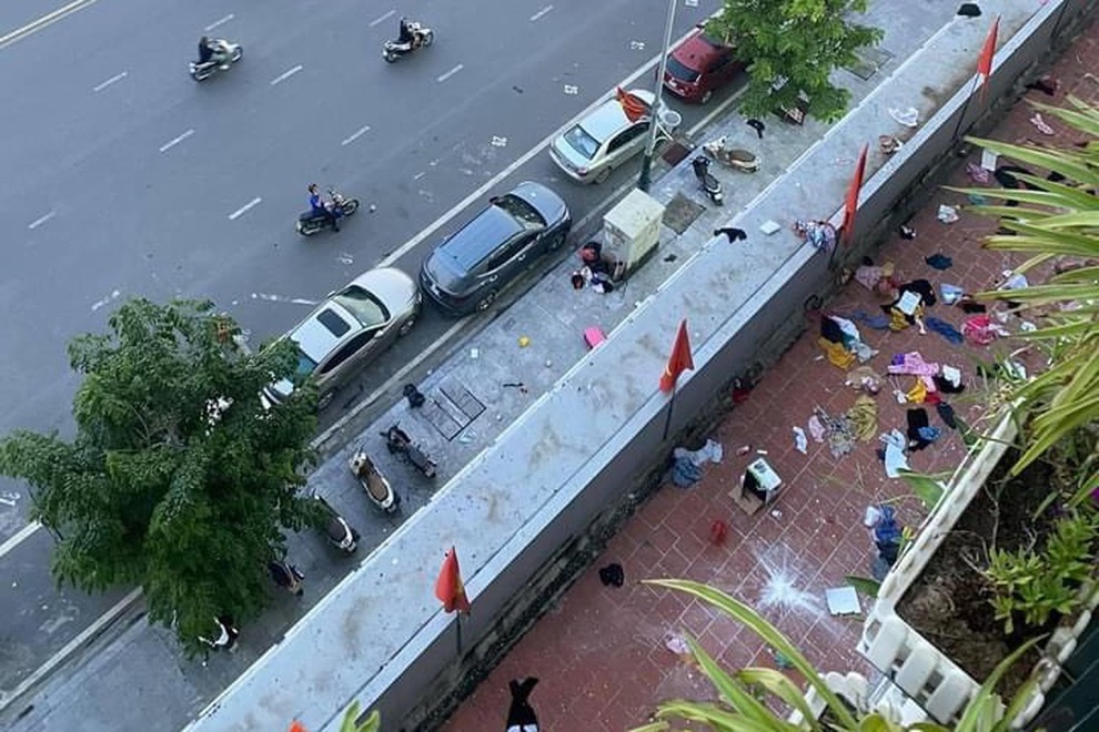 Mâu thuẫn gia đình, chồng ném quần áo của vợ từ tầng 25 chung cư xuống đất - 1 Mâu thuẫn gia đình, chồng ném quần áo của vợ từ tầng 25 chung cư xuống đất - 1