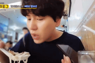 Sao Hàn ăn bát phở bò 90.000 đồng ở TPHCM tấm tắc khen rẻ