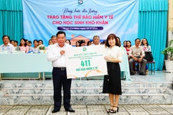 Báo Dân trí trao 411 thẻ bảo hiểm y tế tới học sinh khó khăn huyện Củ Chi