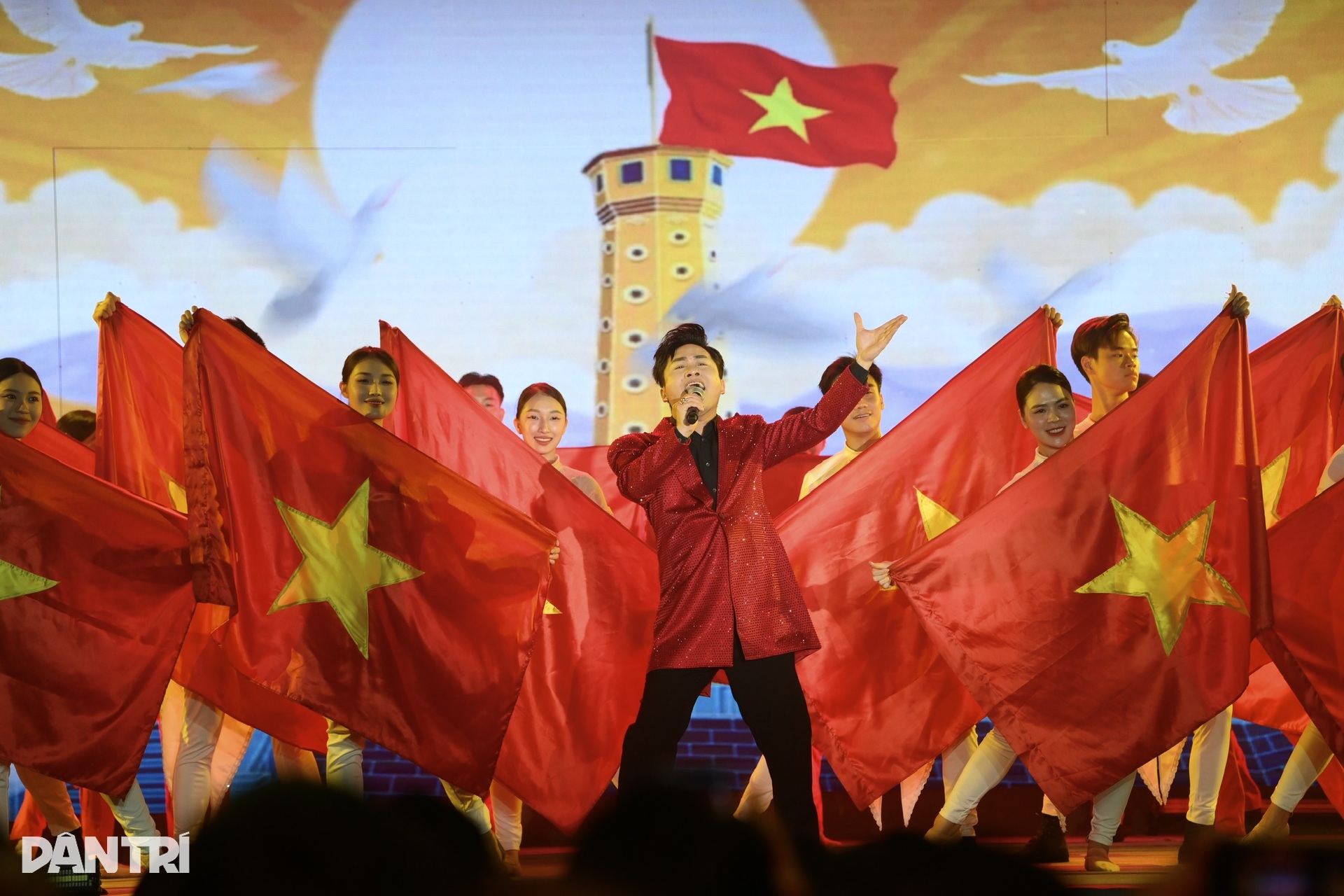 Tùng Dương, Võ Hạ Trâm hát mừng 80 năm thành lập Bộ Nội vụ - 3 Tùng Dương, Võ Hạ Trâm hát mừng 80 năm thành lập Bộ Nội vụ - 3