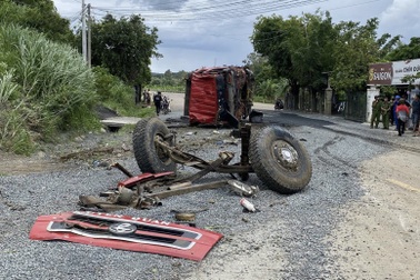 Ô tô tải đâm vào vách đồi, rơi 2 bánh xe ra ngoài