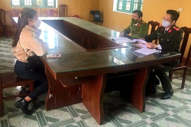 Công an mời cô gái đưa thông tin bố cứa cổ 2 con lên làm việc