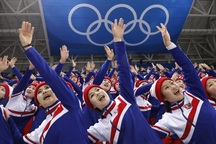 200 mỹ nữ Triều Tiên lần đầu “tiếp lửa” cho Hàn Quốc tại Thế vận hội