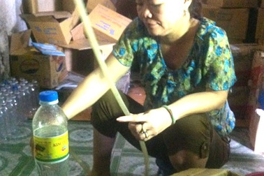 Bắt cơ sở sản xuất dấm gạo từ... axít và nước lã