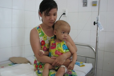 Thương bé 20 tháng tuổi bị bệnh ung thư máu dòng tủy 