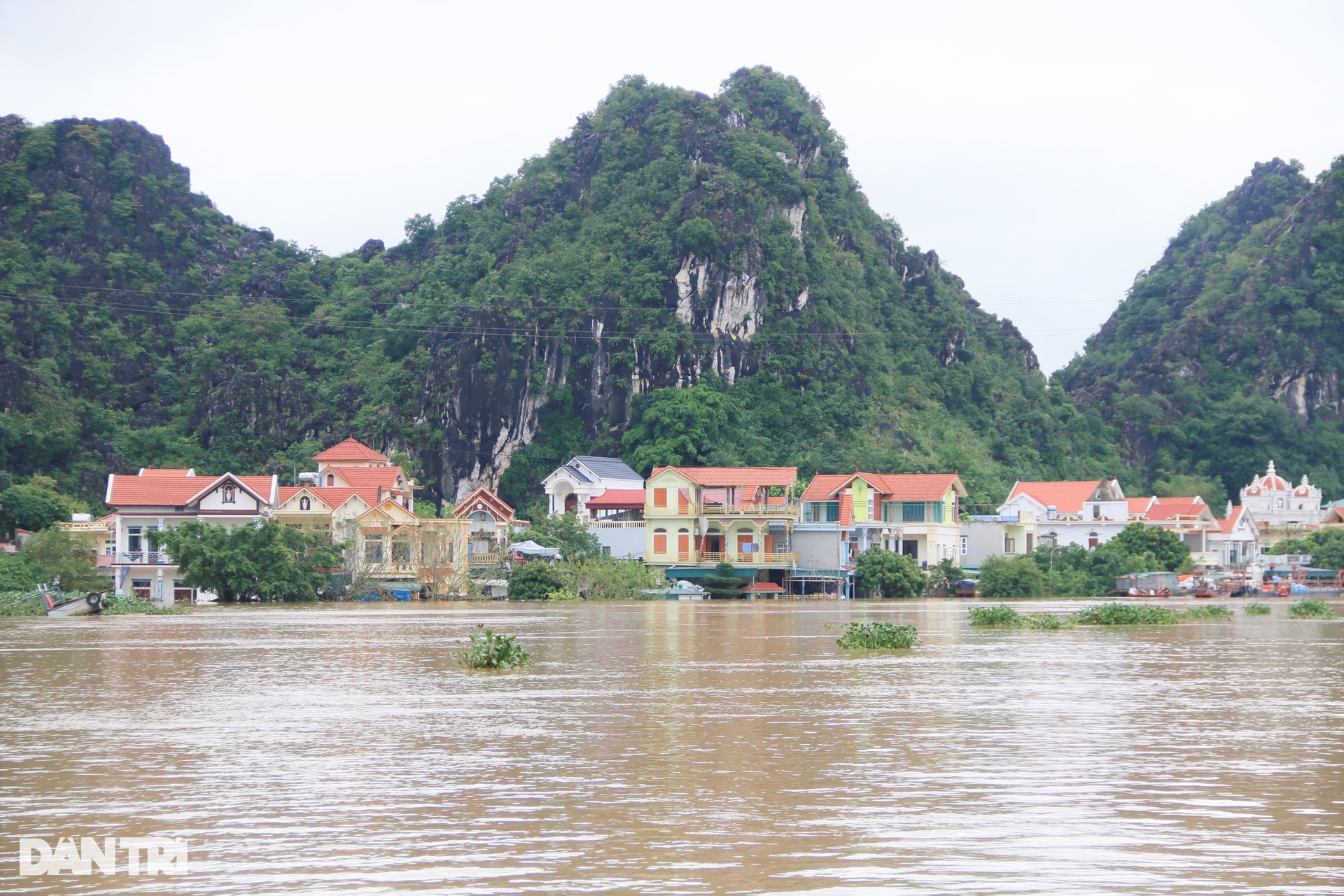 Nước dâng cao, người dân vùng rốn lũ ở Ninh Bình chuyển lên mái nhà - 13 Nước dâng cao, người dân vùng rốn lũ ở Ninh Bình chuyển lên mái nhà - 13