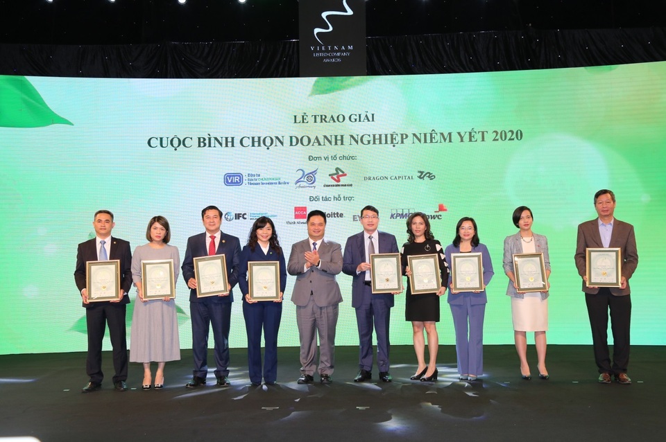 HDBank giành cú đúp doanh nghiệp niêm yết xuất sắc - 2 HDBank giành cú đúp doanh nghiệp niêm yết xuất sắc - 2