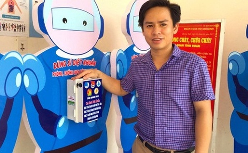 Một giảng viên sáng tạo Dũng sĩ diệt khuẩn để phòng chống Covid-19 - 1 Một giảng viên sáng tạo Dũng sĩ diệt khuẩn để phòng chống Covid-19 - 1
