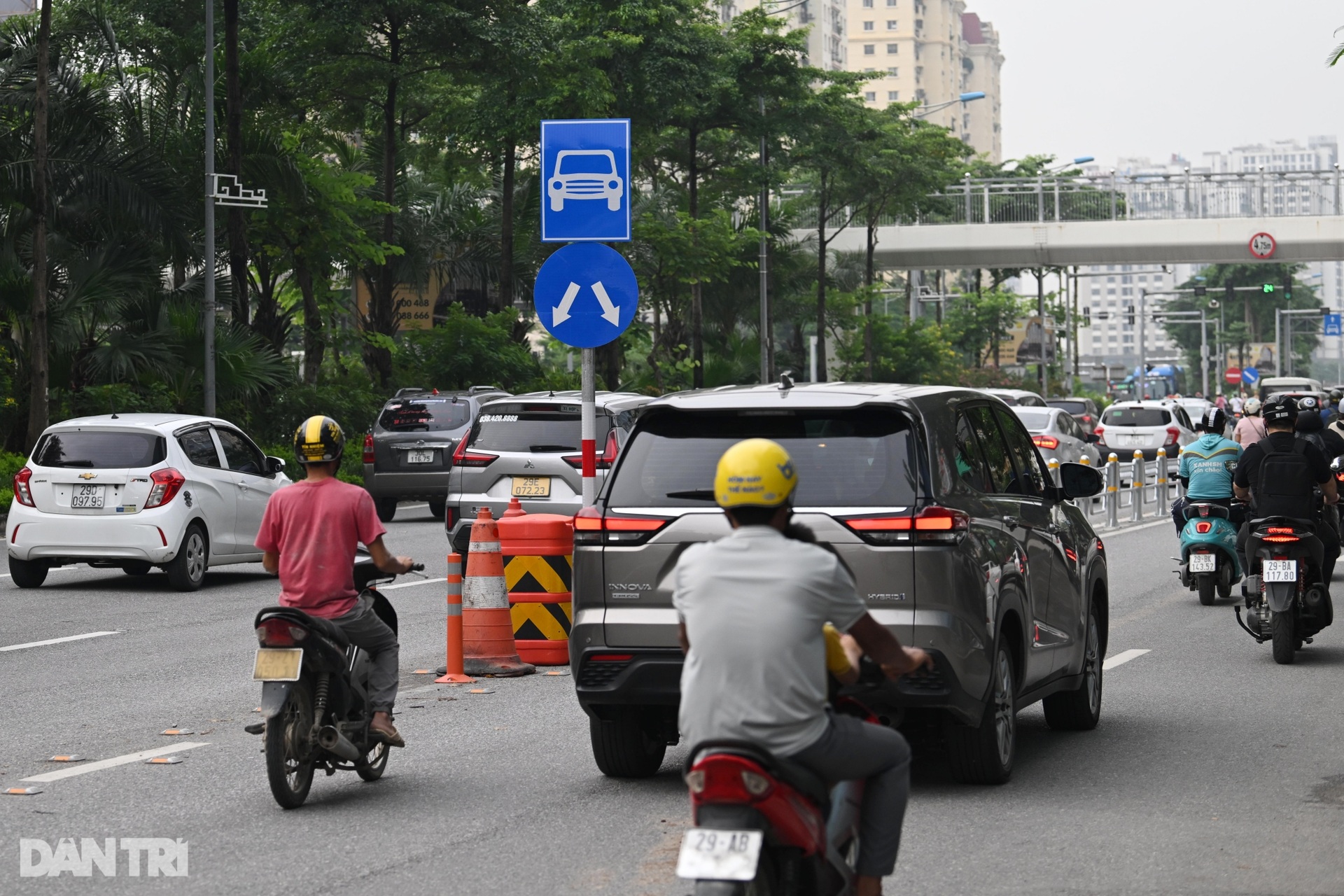 Hàng loạt xe máy đi sai làn trên tuyến đường mới lắp dải phân cách ở Hà Nội - 5 Hàng loạt xe máy đi sai làn trên tuyến đường mới lắp dải phân cách ở Hà Nội - 5