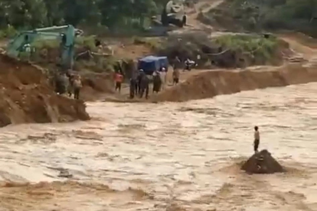Công an lao xuống dòng nước xiết cứu người mắc kẹt giữa sông - 1 Công an lao xuống dòng nước xiết cứu người mắc kẹt giữa sông - 1
