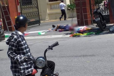 2 người tử nạn khi đang treo pano ở cổng huyện ủy