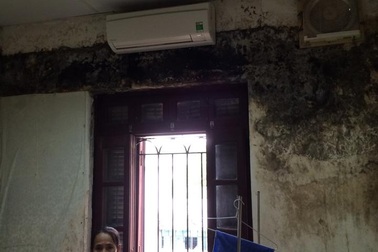 Kinh hoàng phòng dịch vụ bệnh viện mốc meo giữa lòng Thủ đô