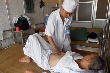 Một cụ già bị tắc ruột vì ăn hồng ngâm