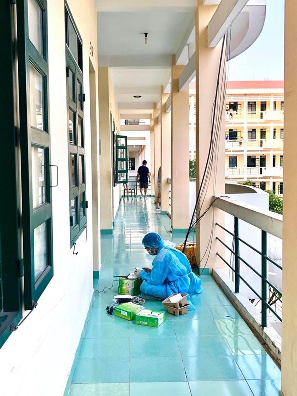Chàng trai trở về từ Séc mở “tiệm tạp hóa Cô Vy” trong khu cách ly - 8 Chàng trai trở về từ Séc mở “tiệm tạp hóa Cô Vy” trong khu cách ly - 8
