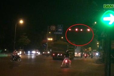 Hà Nội: Rùng mình cảnh "hung thần xa lộ" nối đuôi nhau vượt đèn đỏ